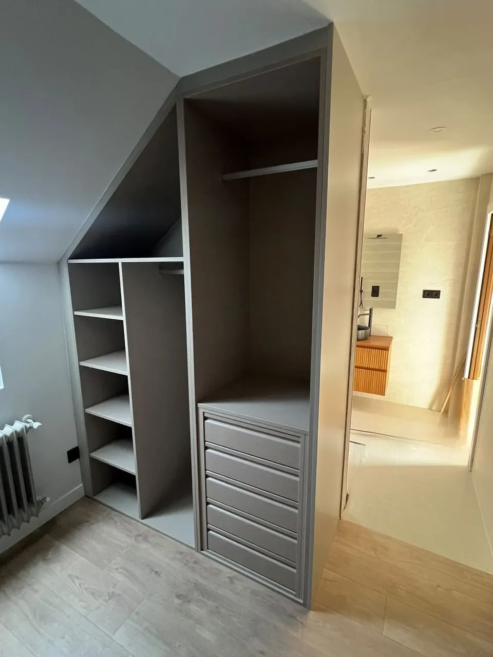 Vestidor bajo cubierta
